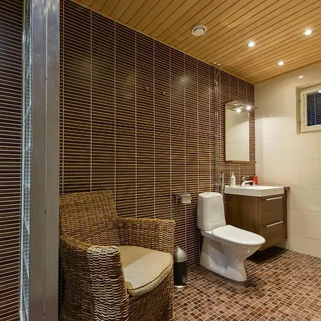 Pikkukarhu 7 Visit *